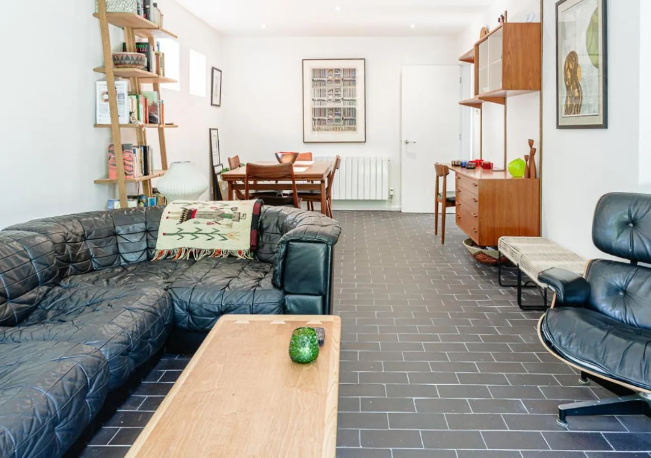 Mid-Century Modern Style 1Bd House With Large Garden Apartment Cheltenham