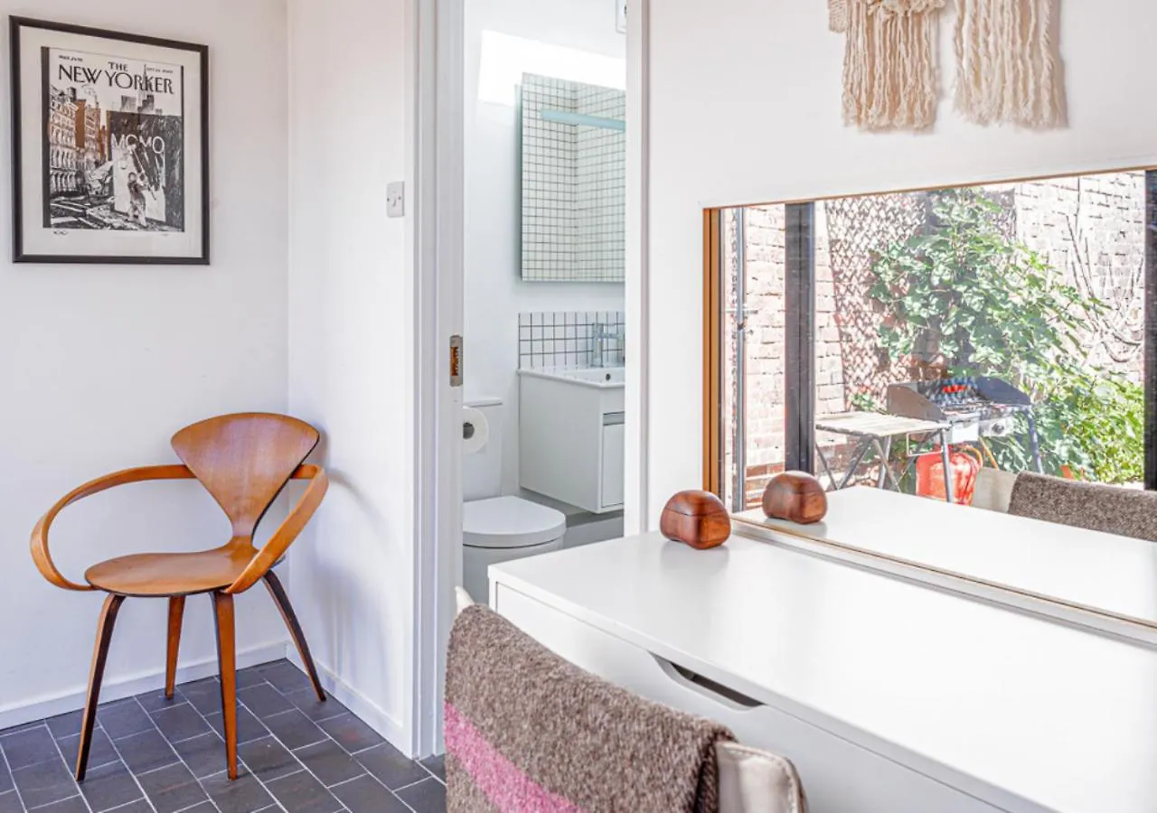 Mid-Century Modern Style 1Bd House With Large Garden Apartment Cheltenham