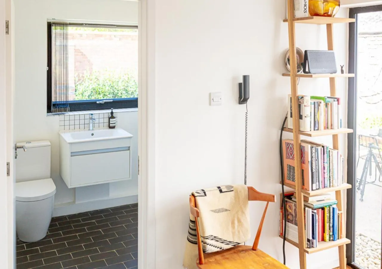 Mid-Century Modern Style 1Bd House With Large Garden Apartment Cheltenham