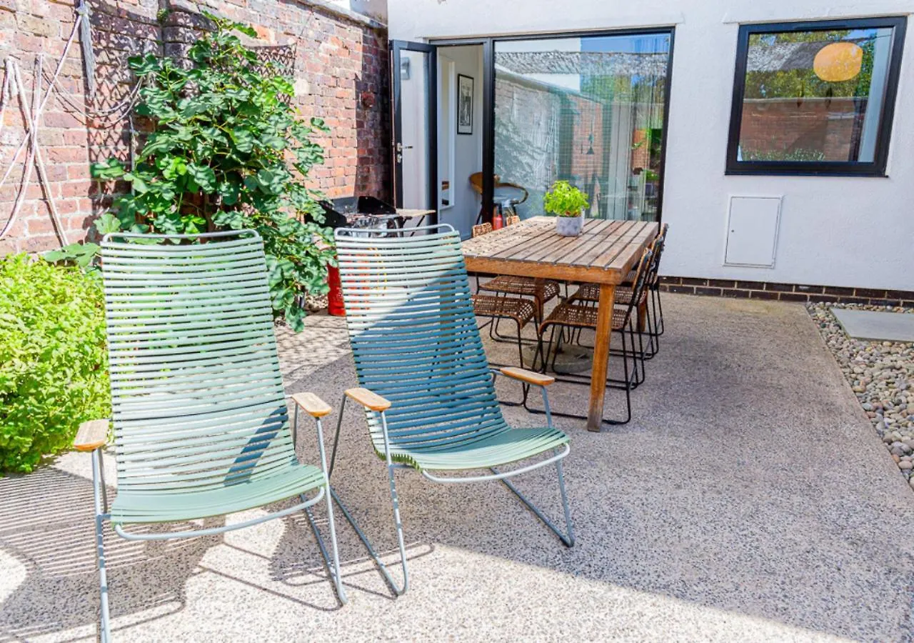 Mid-Century Modern Style 1Bd House With Large Garden Apartment Cheltenham