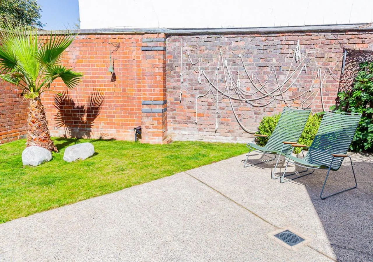 Mid-Century Modern Style 1Bd House With Large Garden Apartment Cheltenham
