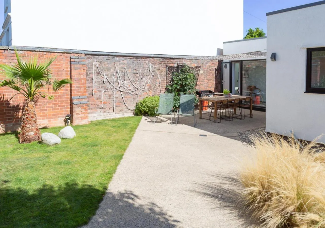 Mid-Century Modern Style 1Bd House With Large Garden Apartment Cheltenham United Kingdom