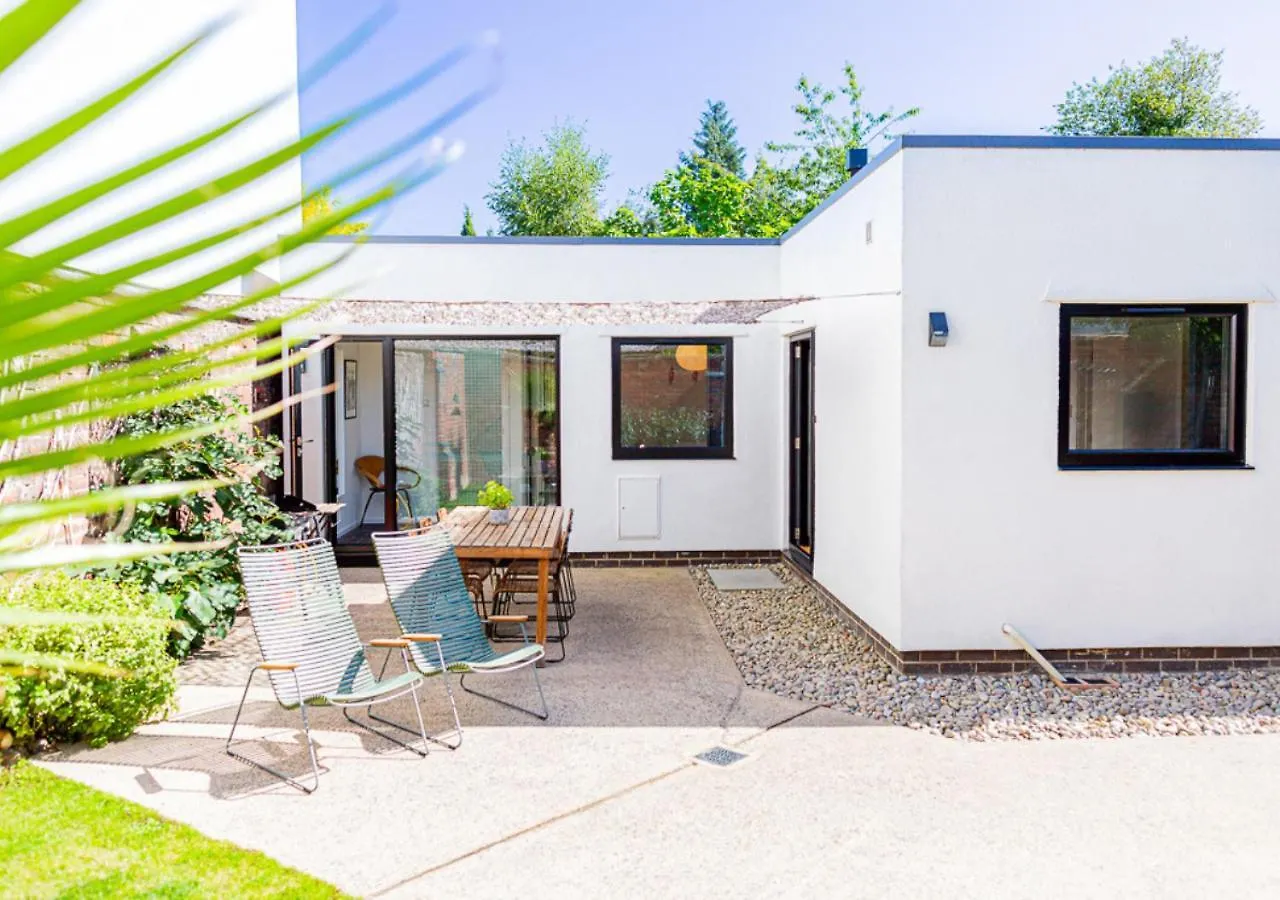 Mid-Century Modern Style 1Bd House With Large Garden Apartment Cheltenham