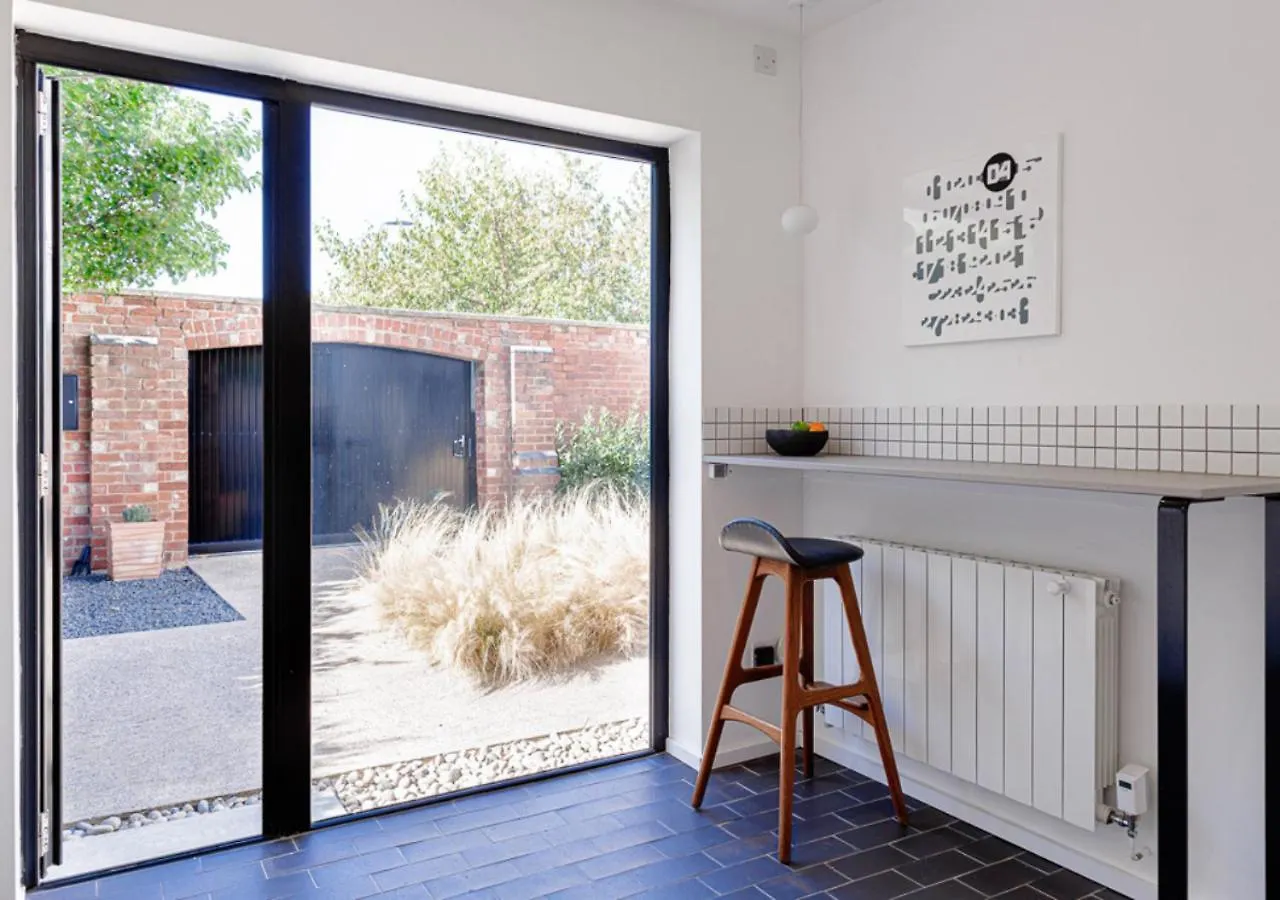 Mid-Century Modern Style 1Bd House With Large Garden Apartment Cheltenham United Kingdom