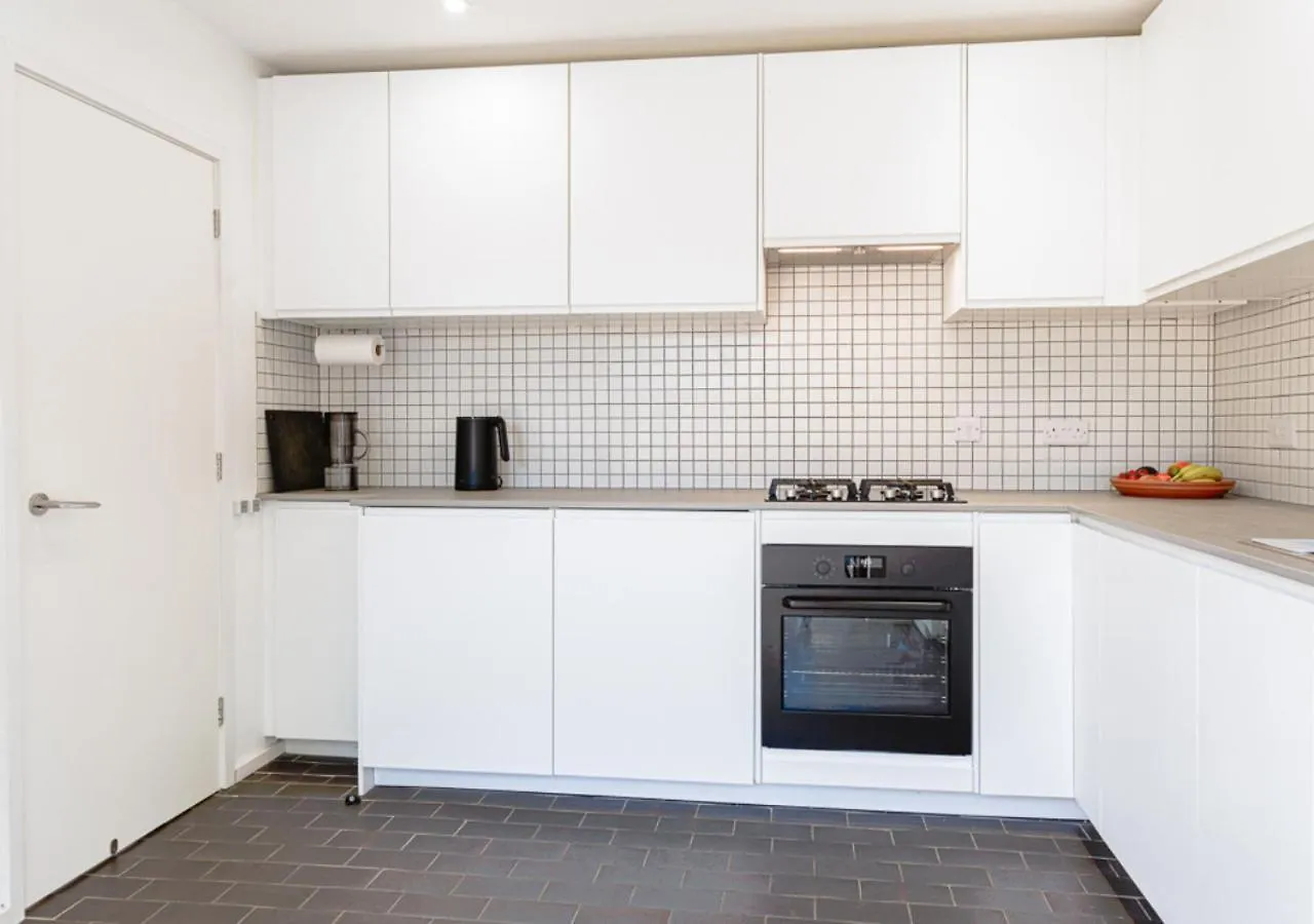 Mid-Century Modern Style 1Bd House With Large Garden Apartment Cheltenham