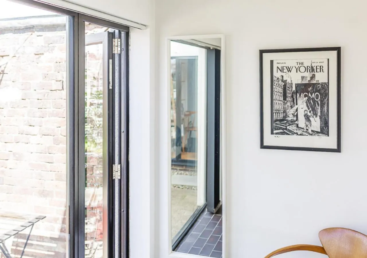 Mid-Century Modern Style 1Bd House With Large Garden Apartment Cheltenham United Kingdom